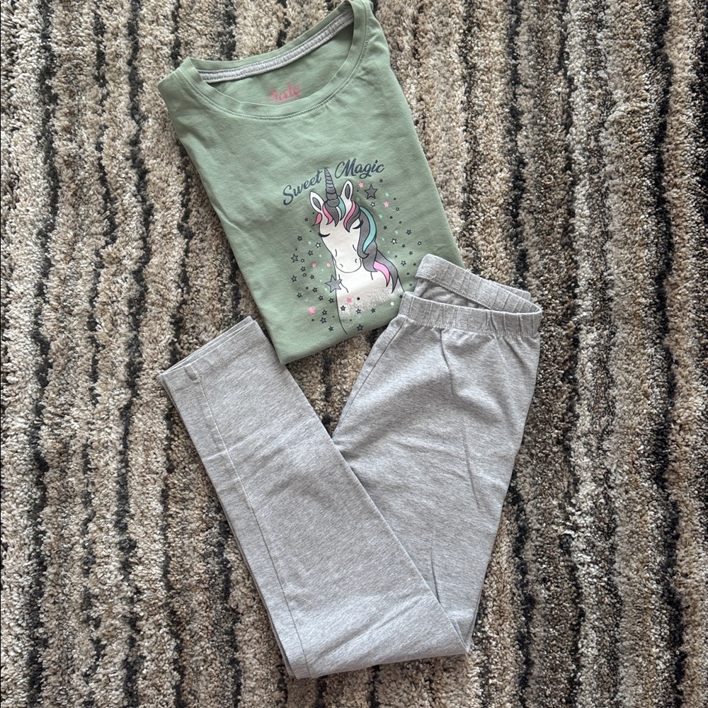 Cozy and versatile SET Cat & Jack Light Gray Leggings and Olive green T-Shirt
